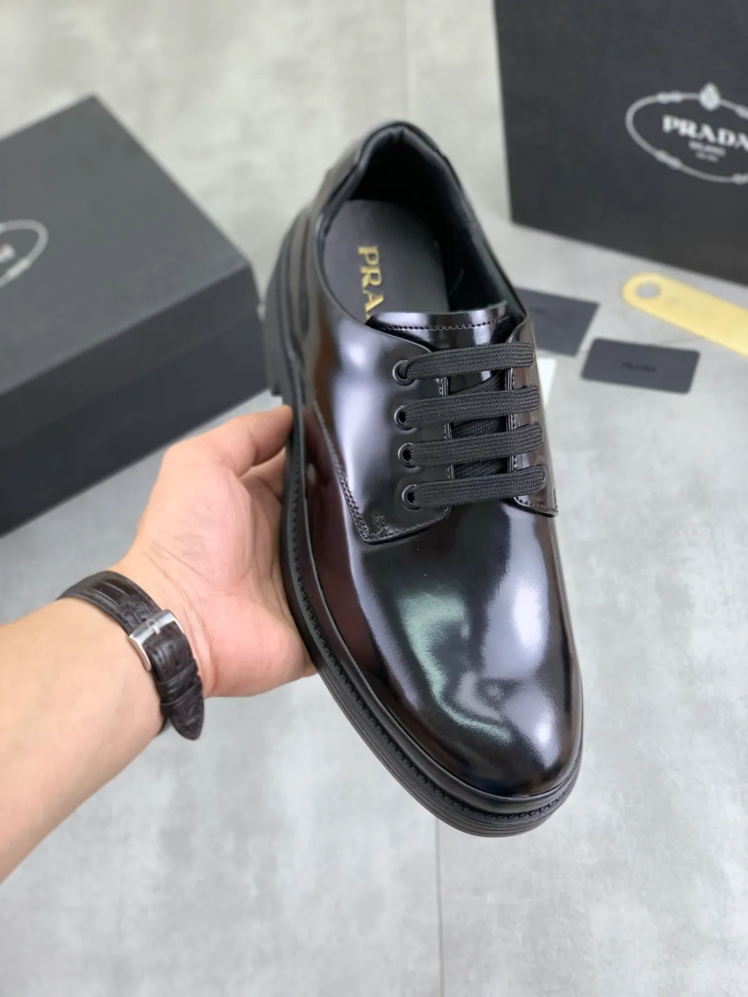Men's shoes 💰P540 New PRADA Prada spring new casual leather shoes Original purchase, development and production Prada Men's Classic Series Technological breathable fabrics with cowhide Casual sports shoes Casual sports dad shoes combine high-tech breathable materials and cowhide, with exclusive button decoration on the sides. The outsole is full of P italic design and bright colors to show vitality and continue the brand design inspiration. Stroll around the city lightly and feel free and comfortable. Delivered in exquisite packaging 🛍📦 ▪️Material: original customized calfskin with breathable material ▪️Inner lining: cowhide lining ➕cowhide feet ▪️Outsole: open-molded TPU rubber material ▪️Sole thickness: 3.5CM ▪️Size: Men's 38-44 (45 can be customized) Multiple colors available